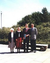 Familie auf dem Schulhof