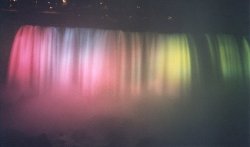 Niagarafälle bunt beleuchtet (USA)