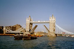 Tower Bridge geöffnet