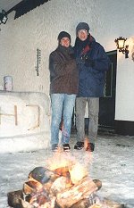 Schneebar und Lagerfeuer